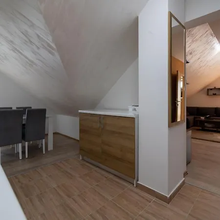 Apartment Um *